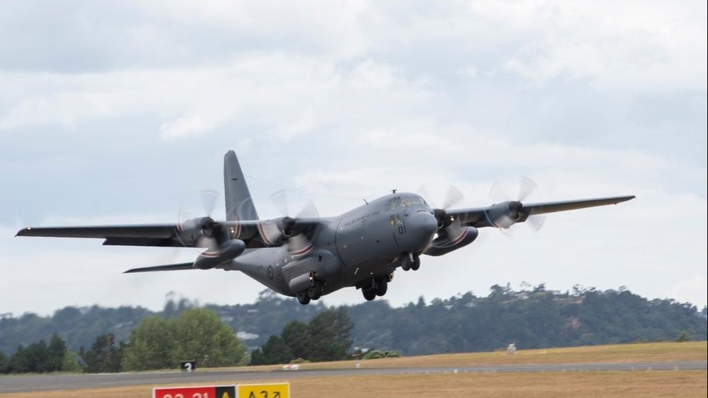 新西兰空军运输机飞往汤加运送救援物资