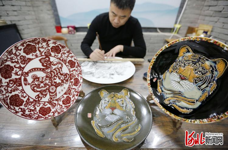 河北邯郸：虎年主题瓷器生产忙