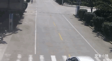 点赞“超级英雄”！小车失控孩子大哭，的哥狂追百米截停……