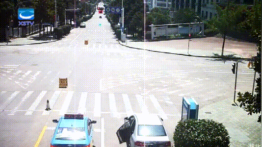 点赞“超级英雄”！小车失控孩子大哭，的哥狂追百米截停……