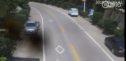 点赞“超级英雄”！小车失控孩子大哭，的哥狂追百米截停……