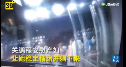 这辆警车在拥挤处逆行、硬挤车道……网友却说：赞！