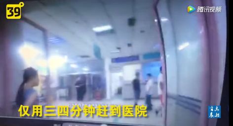 这辆警车在拥挤处逆行、硬挤车道……网友却说：赞！