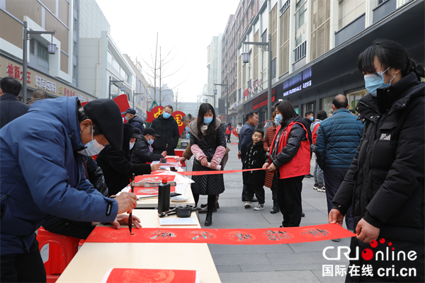 家门口的年味儿！荆门东宝区龙泉街道开展送福送春联活动_fororder_图片1