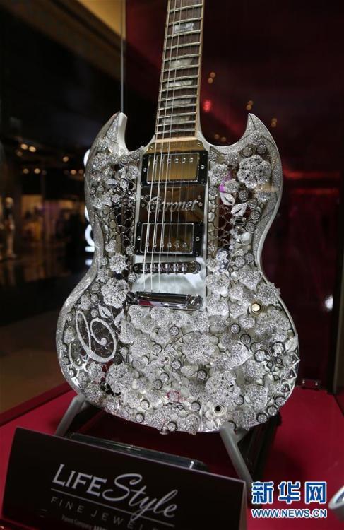 全球“最昂贵吉他”亮相迪拜 镶400克拉钻石(组图)
