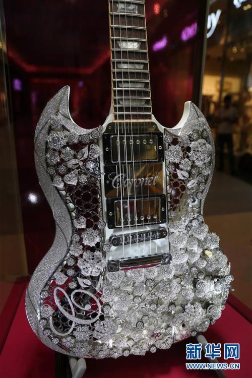 全球“最昂贵吉他”亮相迪拜 镶400克拉钻石(组图)