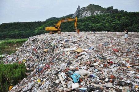 3万吨垃圾被抛入长江 有害物超标3万倍