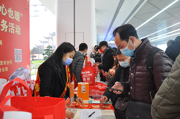 温暖回家路 路远心也暖 自贡市总工会为返乡农民工送上家乡的关爱_fororder_2自贡市高铁站送温暖现场(摄影-冯常英)