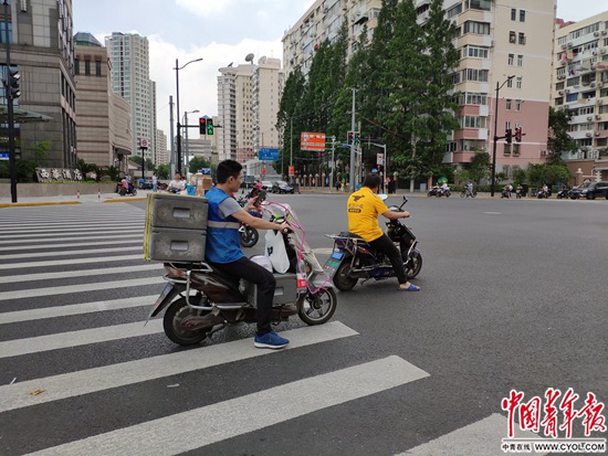 谁为“零工”骑手的未来埋单