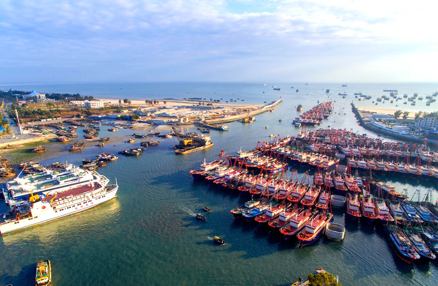 广西北海：春节临近 渔船相继回港