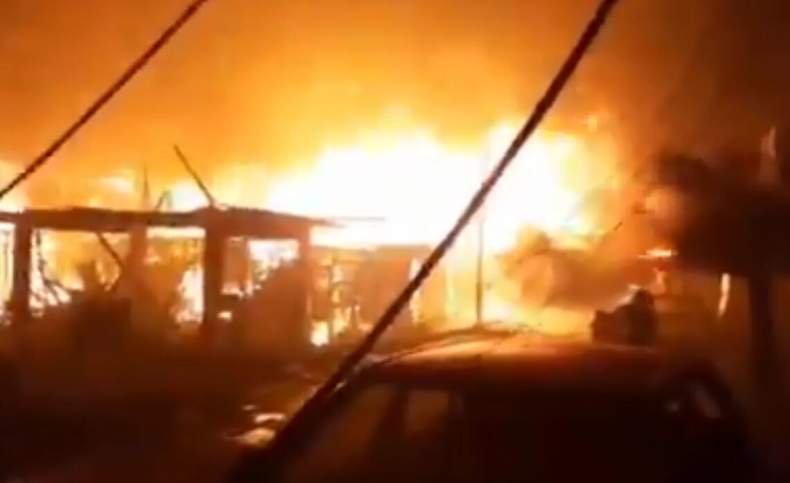 秘鲁大火烧毁200座房屋 150个家庭无家可归