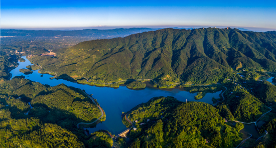 重庆铜梁巴岳山玄天湖青山绿水美美与共