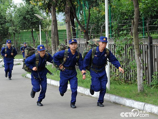 坚守灭火一线，“烂掉的鞋”在他脚下打磨了上千公里