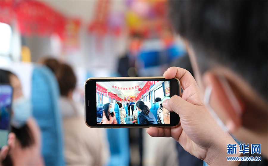 列车“春晚”温暖回家路_fororder_04