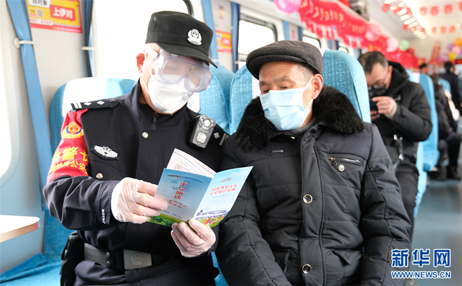 列车“春晚”温暖回家路_fororder_09