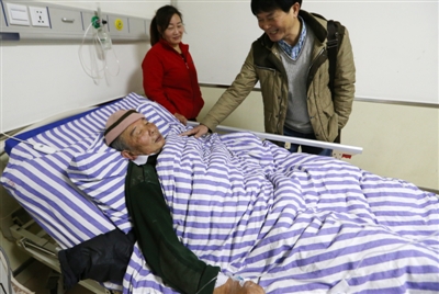 只为父亲生前一句嘱托 夫妻俩照顾孤寡老人五六年