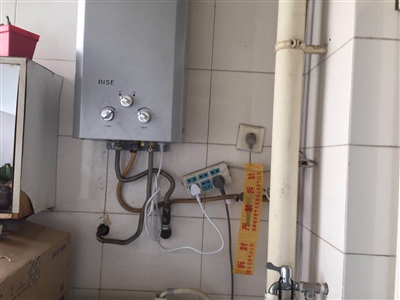 成都：“黄师傅”装热水器 哦豁！整反了！