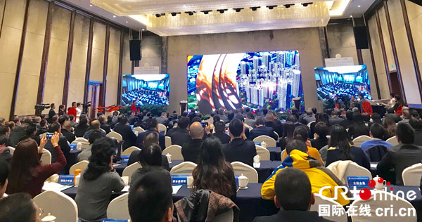 图片默认标题_fororder_各参会企业观看江油市2017招商引资重点项目介绍-（摄影-曾雯婷）