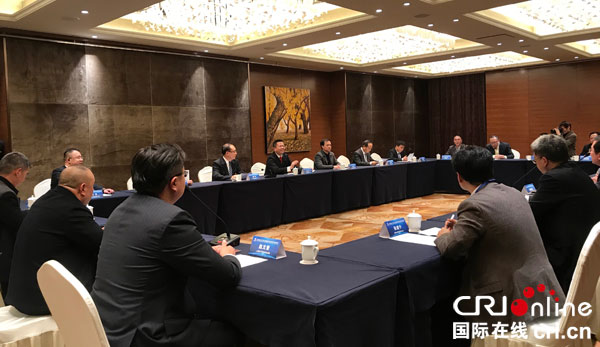 图片默认标题_fororder_签约仪式前江油市四大班子领导与企业家沟通交流-（摄影-曾雯婷）