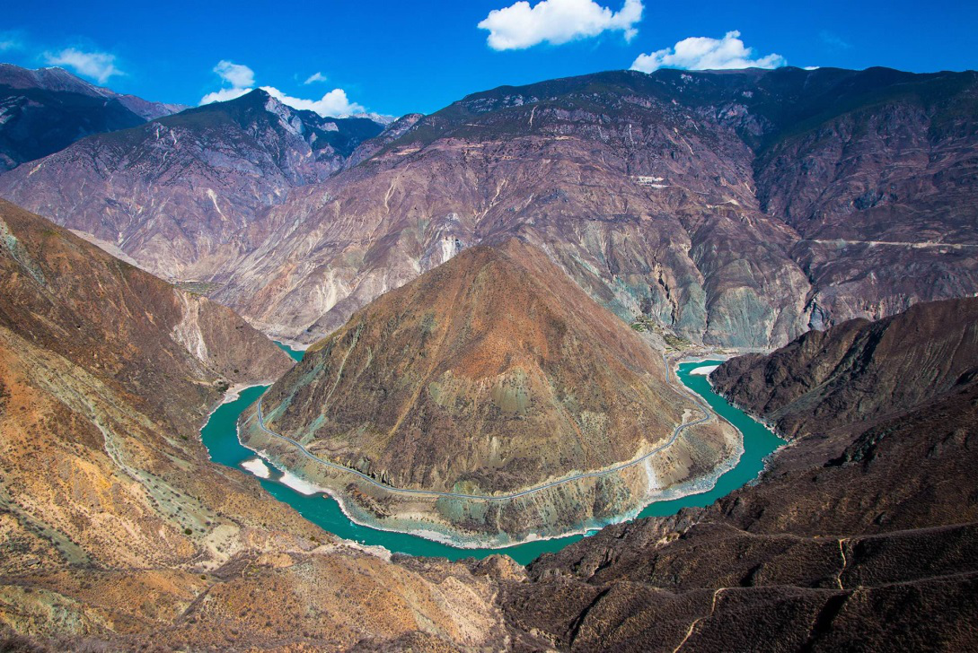 进入香格里拉,金沙江的水势更加浩荡,峡谷逐渐开阔,於是它围绕著