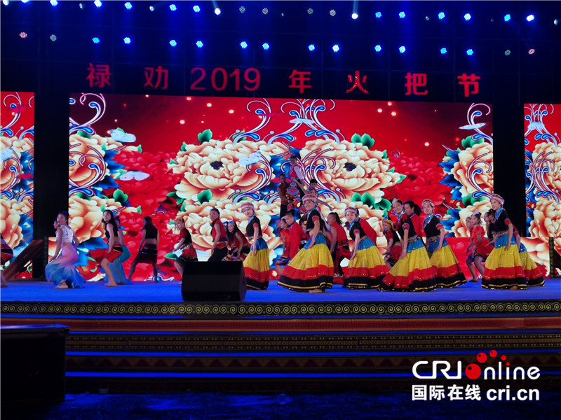 云南禄劝欢度彝族火把节(组图)