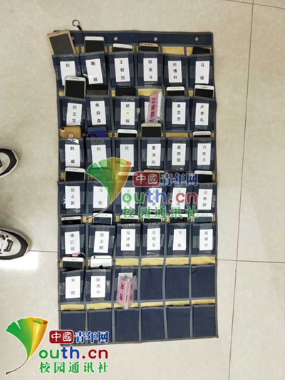 高校实行上课手机换席卡 老师：学生上课认真许多