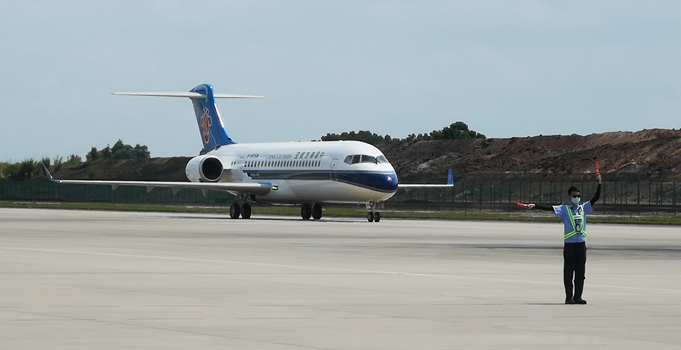 南航首架国产arj21飞机入列