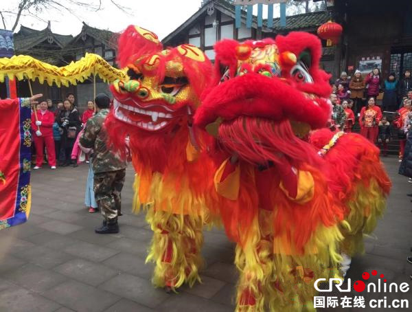 图片默认标题_fororder_广场进行热闹的舞狮表演