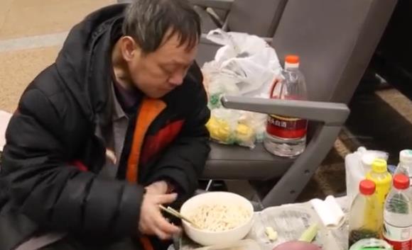 大爷机场打地铺近10年：这儿暖和 还能喝酒