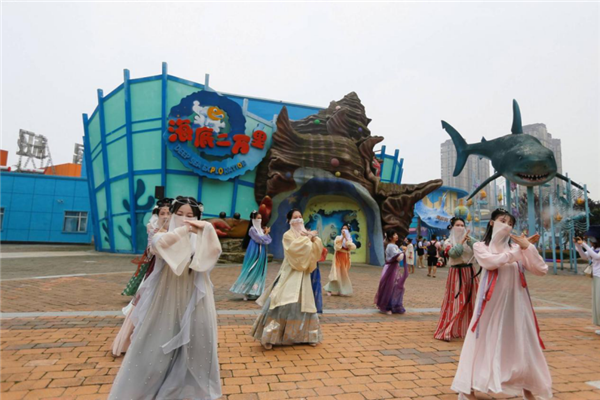 【B】武汉海昌极地海洋公园端午节上演“海底汉服秀”