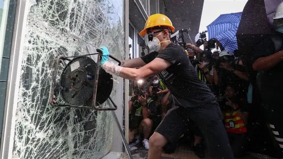 图片默认标题_fororder_7月1日，暴徒砸毁香港立法院大门