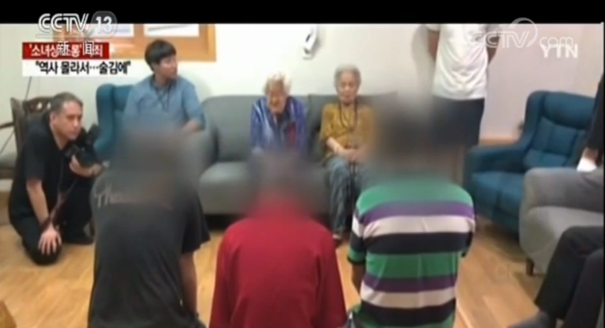 4名韩国男子侮辱“慰安妇”少女像 向老人下跪道歉