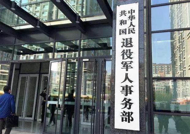 习近平俯身与老英雄握手,这些年他关爱退役军人的话语超暖心!