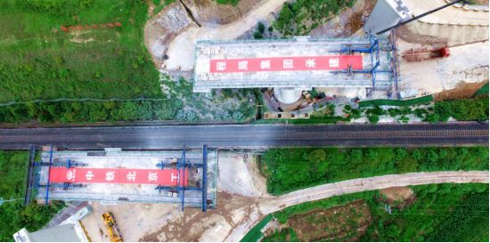 65分钟逆时针旋转35度！两条3000吨铁路特大桥精准对接