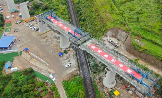 65分钟逆时针旋转35度！两条3000吨铁路特大桥精准对接