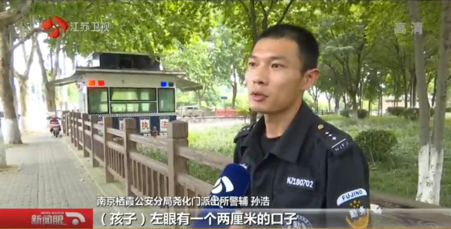 5岁萌娃给派出所送来锦旗，和他差不多高！背后故事超暖心