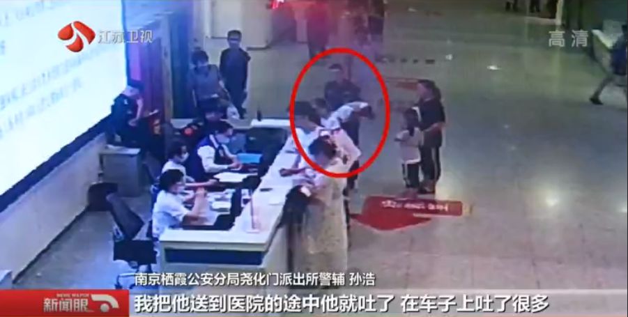 5岁萌娃给派出所送来锦旗，和他差不多高！背后故事超暖心
