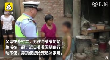 交警骑摩托一停一顿过马路，背后原因太暖心！