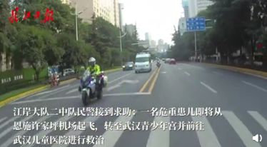 交警骑摩托一停一顿过马路，背后原因太暖心！