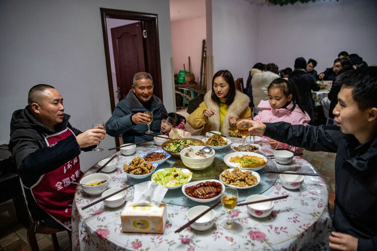 新春走基层丨幸福的味道——草莓丰收迎新年