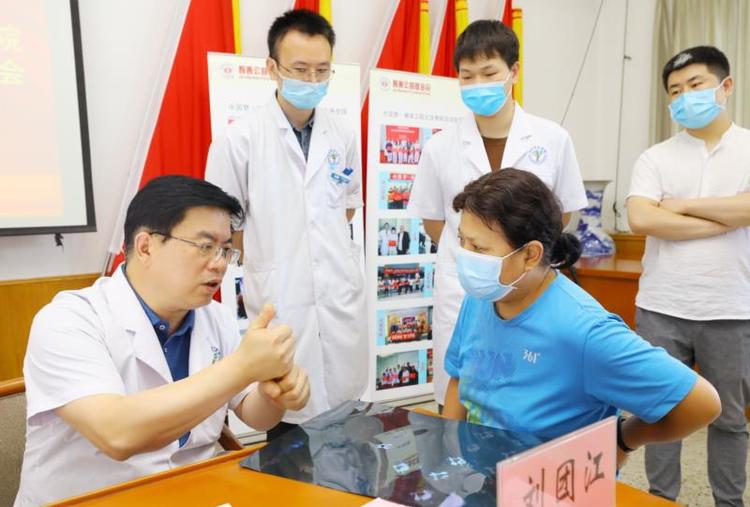 西安市红会医院举行第五届“中国梦·脊梁工程”脊柱畸形义诊活动