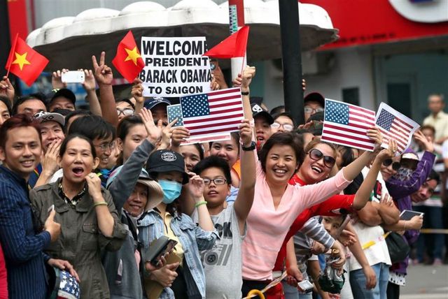 5月24日,胡志明玉皇塔附近,大批挥舞越南美国国旗的民众.