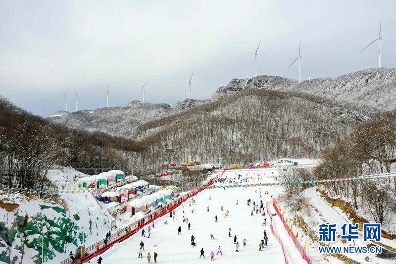 湖北保康：春节假期乐享冰雪运动