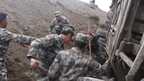 海拔4000m救5人！将军盖大衣旅长抬担架