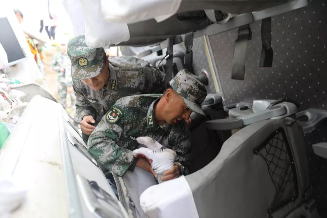 海拔4000m救5人！将军盖大衣旅长抬担架