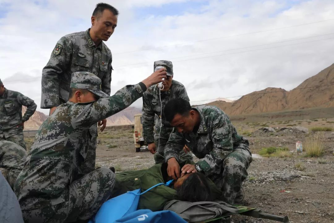 海拔4000m救5人！将军盖大衣旅长抬担架