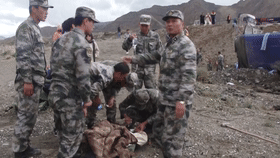 海拔4000m救5人！将军盖大衣旅长抬担架