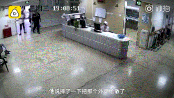 小哥送来摔散的外卖离去又被追叫回，后面发生的事有点暖……