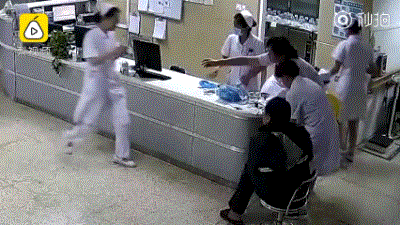 小哥送来摔散的外卖离去又被追叫回，后面发生的事有点暖……