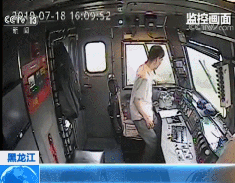 惊险！一个急刹车，救了800人！